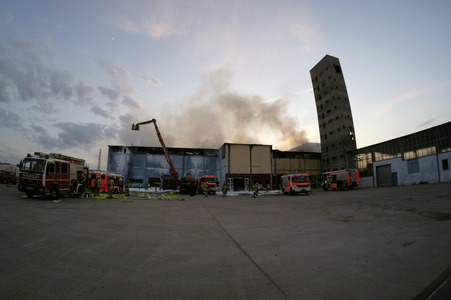 Feuerwehreinsatz bei Großbrand in Berlin-Lichtenberg