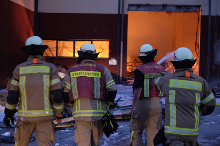 Feuerwehreinsatz bei Großbrand in Berlin-Lichtenberg