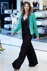 Helen Lindes präsentiert die neue Triumph Kollektion in Madrid