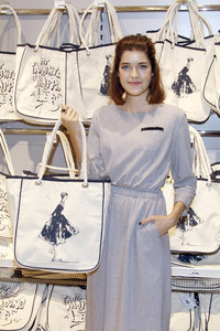 Marie Nasemann und Samy Deluxe bei der Präsentation ihrer selbst designten Taschen in Hamburg