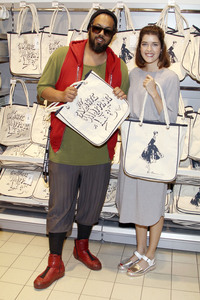Marie Nasemann und Samy Deluxe bei der Präsentation ihrer selbst designten Taschen in Hamburg