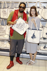 Marie Nasemann und Samy Deluxe bei der Präsentation ihrer selbst designten Taschen in Hamburg