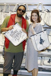Marie Nasemann und Samy Deluxe bei der Präsentation ihrer selbst designten Taschen in Hamburg