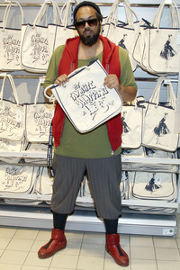 Marie Nasemann und Samy Deluxe bei der Präsentation ihrer selbst designten Taschen in Hamburg