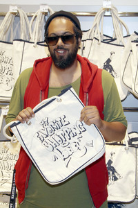 Marie Nasemann und Samy Deluxe bei der Präsentation ihrer selbst designten Taschen in Hamburg