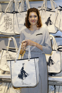Marie Nasemann und Samy Deluxe bei der Präsentation ihrer selbst designten Taschen in Hamburg