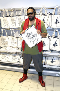Marie Nasemann und Samy Deluxe bei der Präsentation ihrer selbst designten Taschen in Hamburg