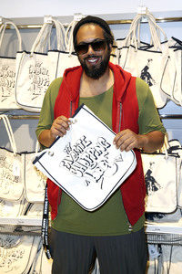 Marie Nasemann und Samy Deluxe bei der Präsentation ihrer selbst designten Taschen in Hamburg