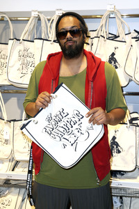 Marie Nasemann und Samy Deluxe bei der Präsentation ihrer selbst designten Taschen in Hamburg
