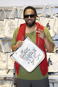 Marie Nasemann und Samy Deluxe bei der Präsentation ihrer selbst designten Taschen in Hamburg