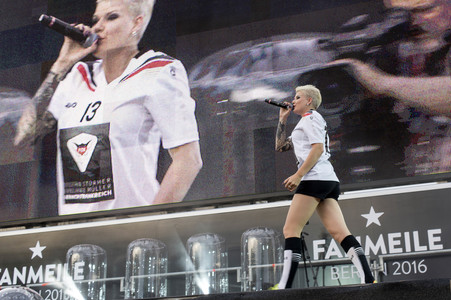 Fans beim UEFA-Fußball-Europameisterschaft 2016 Spiel Deutschland gegen Polen in Berlin
