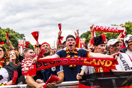 Fans beim UEFA-Fußball-Europameisterschaft 2016 Spiel Deutschland gegen Polen in Berlin