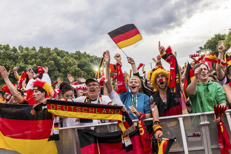 Fans beim UEFA-Fußball-Europameisterschaft 2016 Spiel Deutschland gegen Polen in Berlin