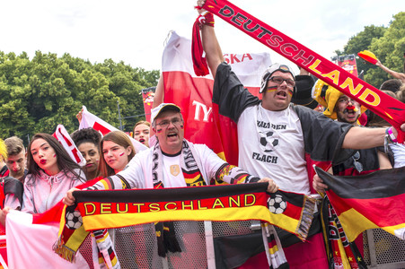 Fans beim UEFA-Fußball-Europameisterschaft 2016 Spiel Deutschland gegen Polen in Berlin