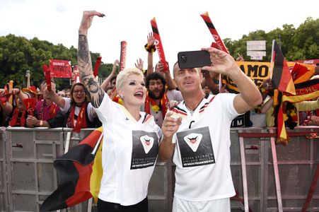 Fans beim UEFA-Fußball-Europameisterschaft 2016 Spiel Deutschland gegen Polen in Berlin