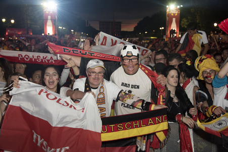 Fans beim UEFA-Fußball-Europameisterschaft 2016 Spiel Deutschland gegen Polen in Berlin