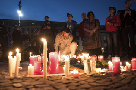 Gedenken an die Opfer des Anschlags von Orlando in Berlin