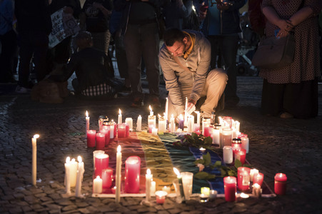 Gedenken an die Opfer des Anschlags von Orlando in Berlin