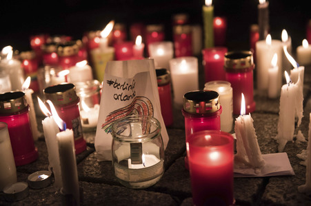 Gedenken an die Opfer des Anschlags von Orlando in Berlin