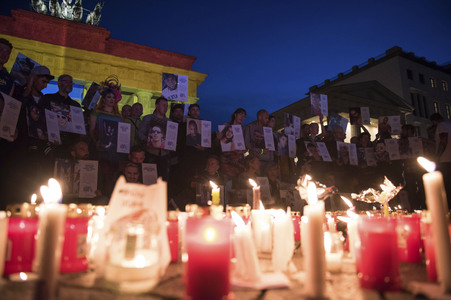 Gedenken an die Opfer des Anschlags von Orlando in Berlin