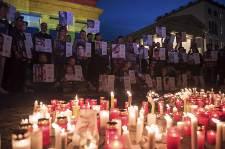 Gedenken an die Opfer des Anschlags von Orlando in Berlin