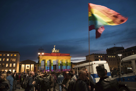 Gedenken an die Opfer des Anschlags von Orlando in Berlin
