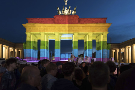 Gedenken an die Opfer des Anschlags von Orlando in Berlin