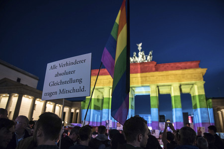 Gedenken an die Opfer des Anschlags von Orlando in Berlin