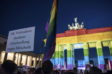 Gedenken an die Opfer des Anschlags von Orlando in Berlin