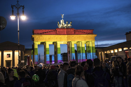 Gedenken an die Opfer des Anschlags von Orlando in Berlin