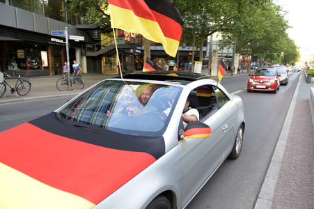 Autokorso nach dem UEFA-Fußball-Europameisterschaft 2016 Spiel Deutschland gegen Nordirland in Berlin