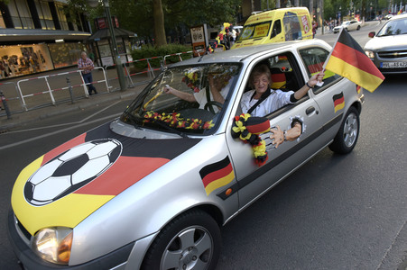 Autokorso nach dem UEFA-Fußball-Europameisterschaft 2016 Spiel Deutschland gegen Nordirland in Berlin