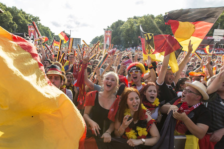 Fanmeile beim UEFA-Fußball-Europameisterschaft 2016 Spiel Deutschland gegen Nordirland in Berlin