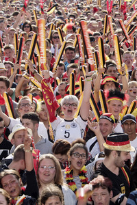 Fanmeile beim UEFA-Fußball-Europameisterschaft 2016 Spiel Deutschland gegen Nordirland in Berlin