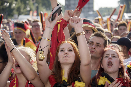 Fanmeile beim UEFA-Fußball-Europameisterschaft 2016 Spiel Deutschland gegen Nordirland in Berlin