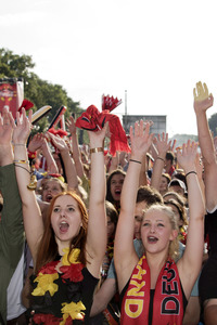 Fanmeile beim UEFA-Fußball-Europameisterschaft 2016 Spiel Deutschland gegen Nordirland in Berlin