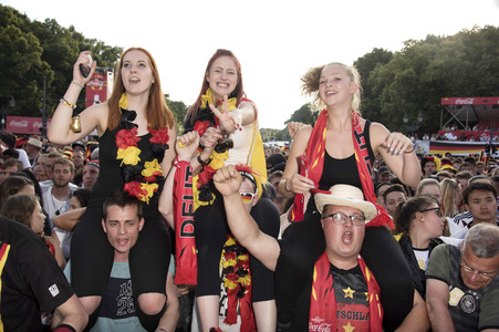 Fanmeile beim UEFA-Fußball-Europameisterschaft 2016 Spiel Deutschland gegen Nordirland in Berlin