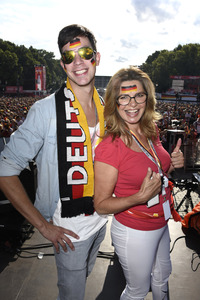 Fanmeile beim UEFA-Fußball-Europameisterschaft 2016 Spiel Deutschland gegen Nordirland in Berlin