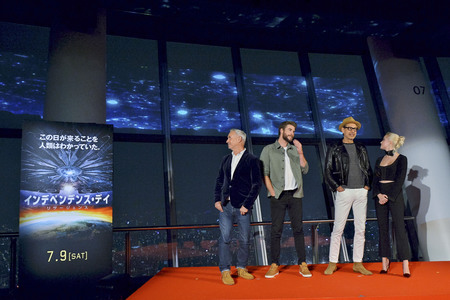 Roland Emmerich, Liam Hemsworth, Jeff Goldblum, Maika Monroe