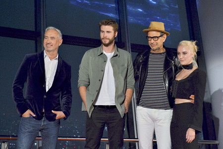 Roland Emmerich, Liam Hemsworth, Jeff Goldblum, Maika Monroe