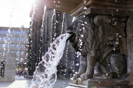 Wasserspeier am Petrusbrunnen in Köln
