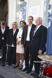 Enthüllung der Gedenktafel für David Bowie in Berlin