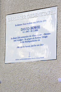 Enthüllung der Gedenktafel für David Bowie in Berlin