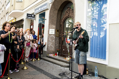 Enthüllung der Gedenktafel für David Bowie in Berlin