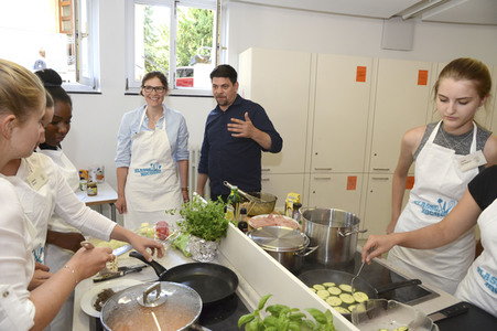 Schulkücheneinweihung mit Tim Mälzer in Bonn