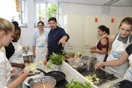 Schulkücheneinweihung mit Tim Mälzer in Bonn
