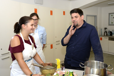 Schulkücheneinweihung mit Tim Mälzer in Bonn