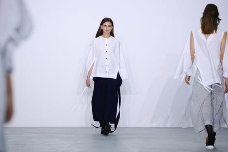 Eudon Choi Fashion Show auf der London Fashion Week SS17