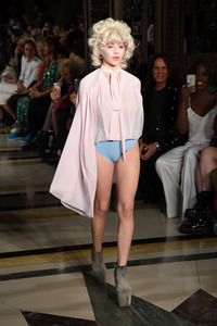 Pam Hogg Fashion Show auf der London Fashion Week SS17