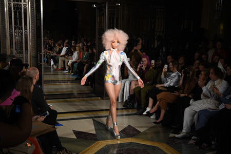 Pam Hogg Fashion Show auf der London Fashion Week SS17
